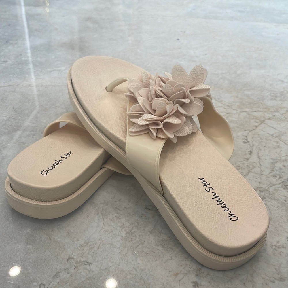 NWOT Women’s Flip Flops - Size 7 (EU 38)